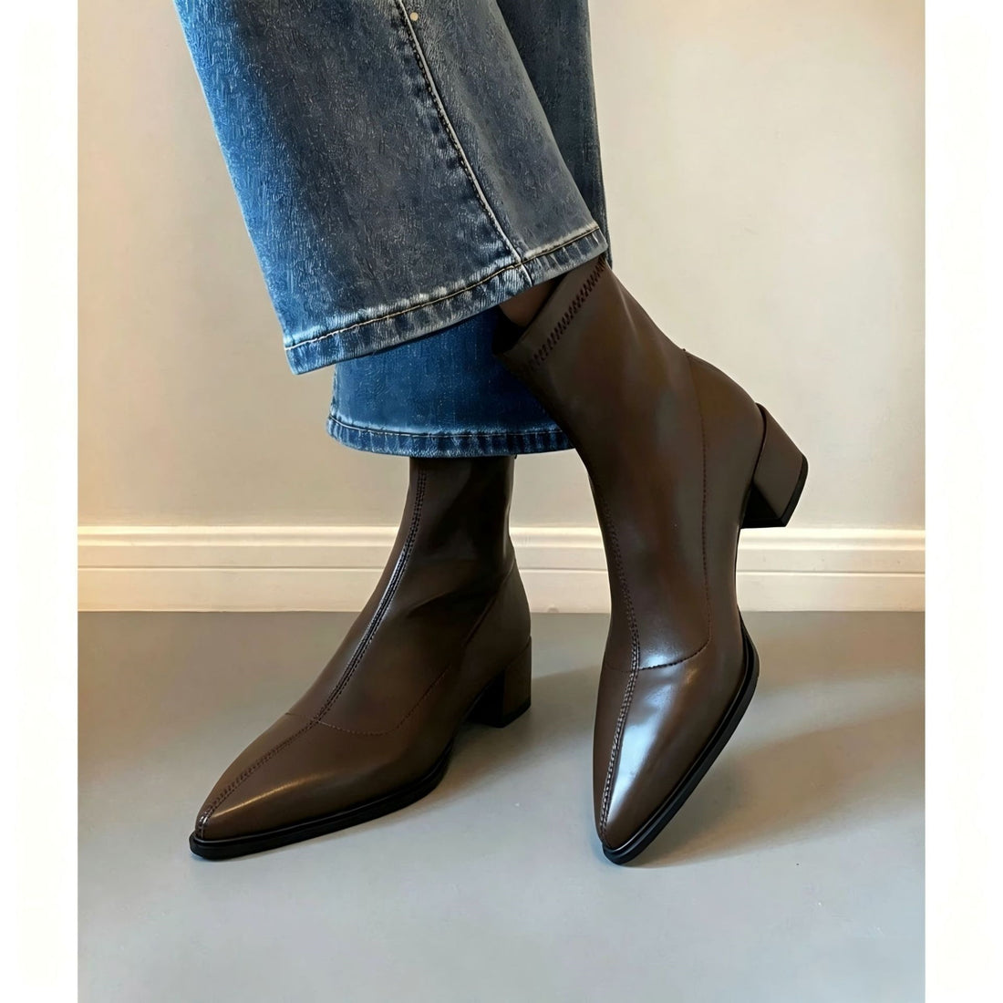 Damen Knöchelhohe Leder-Ankleboots mit spitzer Kappenform und sculpted Blockabsatz Echo Archiv