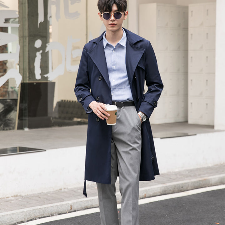 Herren Eleganter taillierter Trenchcoat mit doppelter Knopfleiste und Bindegürtel Echoarchiv