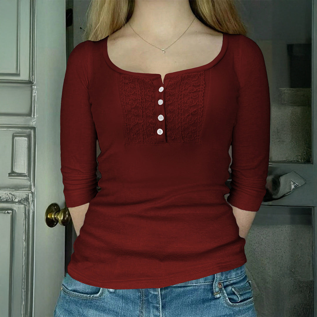 Damen tailliertes Langarmshirt mit quadratischem Ausschnitt, Knopfleiste und feiner Spitzenblende – Maréline