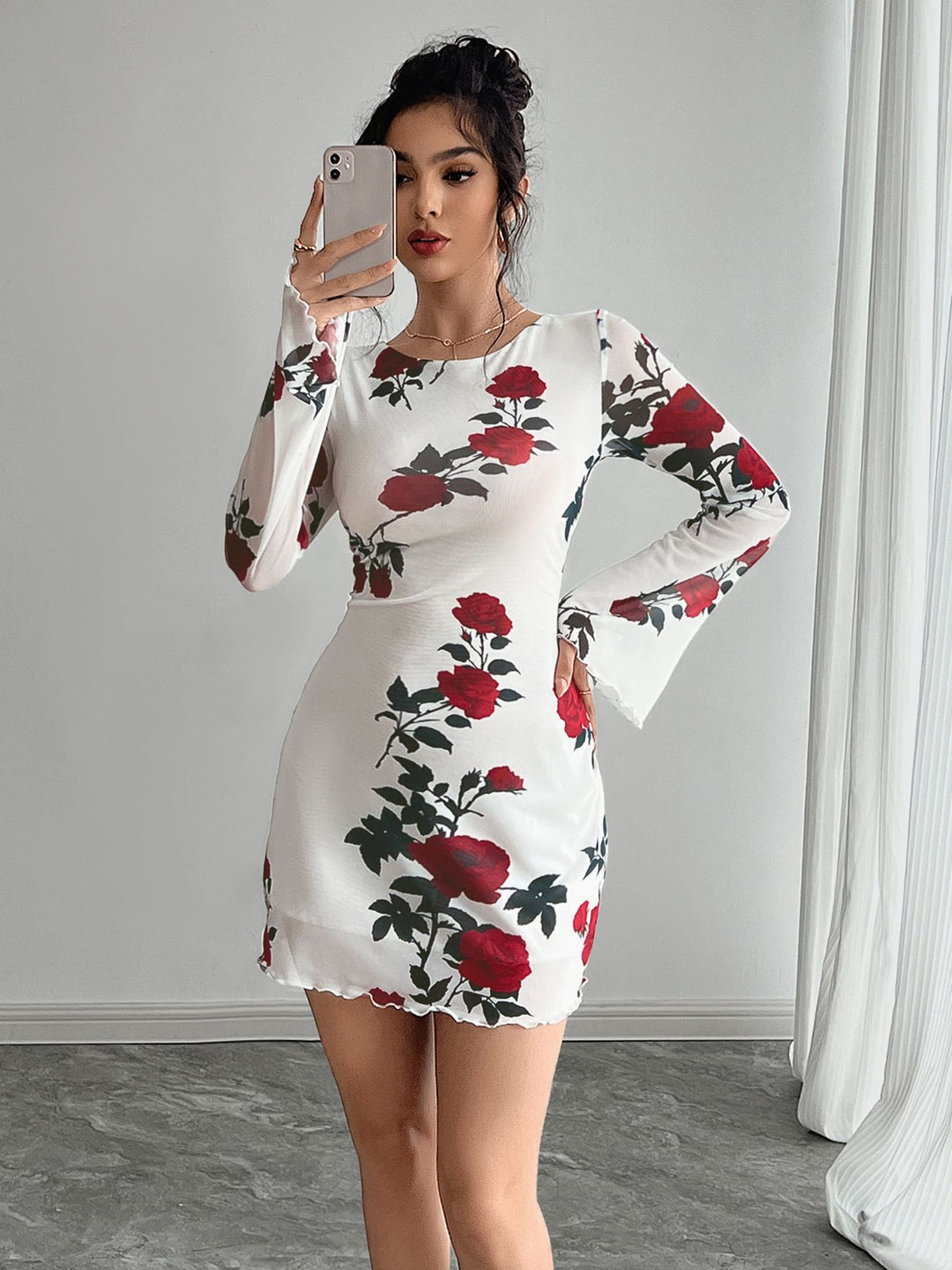 Damen nan figurbetontes Minikleid mit Rosenmuster und Trompetenärmeln Echo Archiv