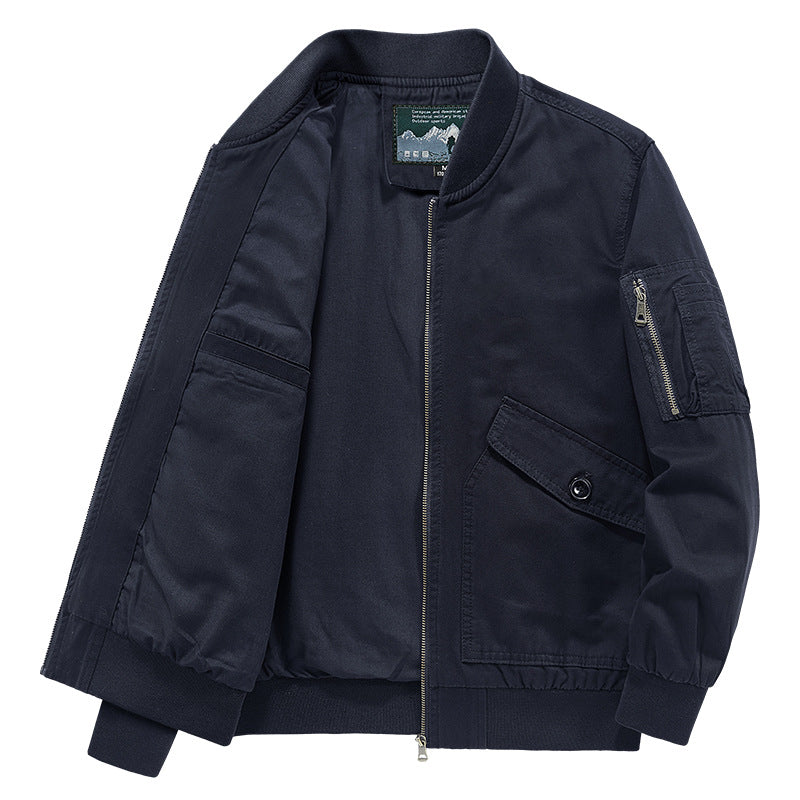 Herren leichter Canvas‑Bomber im Pilotencut mit Zip‑Ärmeltasche und schräg aufgesetzten Pattentaschen Echoarchiv