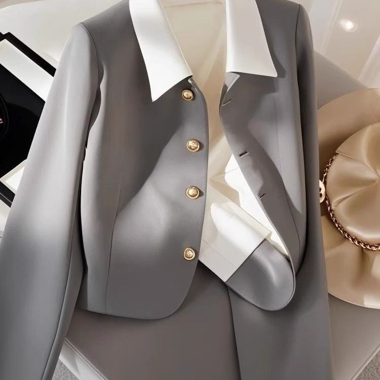 Damen Eleganter Blazer mit Goldknöpfen Echo Archiv