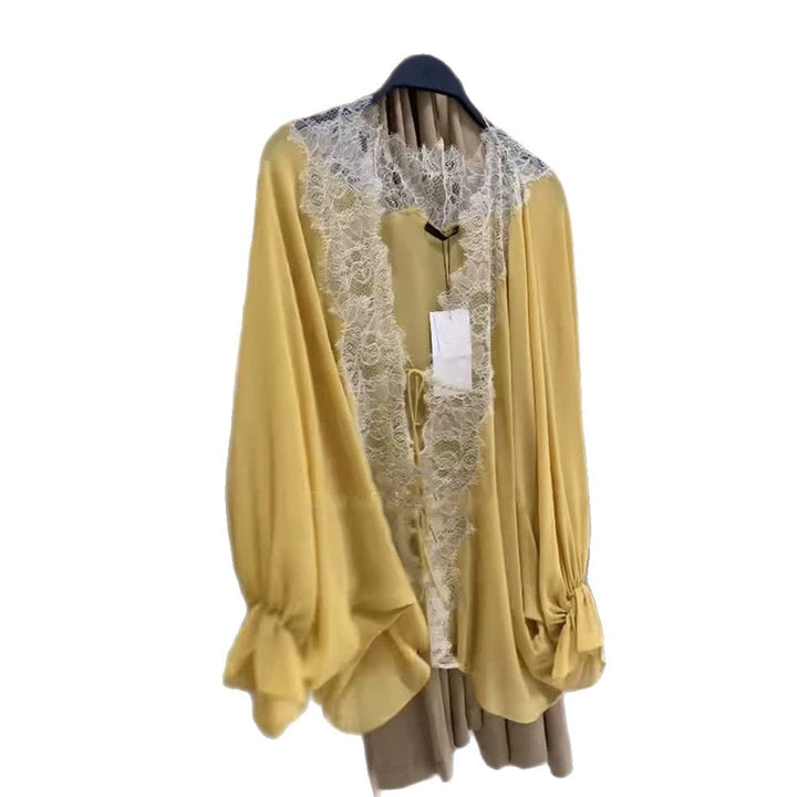 Damen Blusenjacke mit Spitzeneinsatz, tiefem V und Ballonärmel Echoarchiv