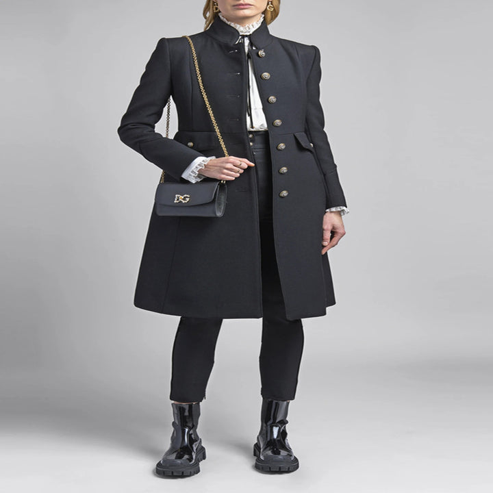 Damen Taillierter Mantel im Uniform‑Tailoring mit Stehkragen, Zierknopfleiste und Pattentaschen Echoarchiv
