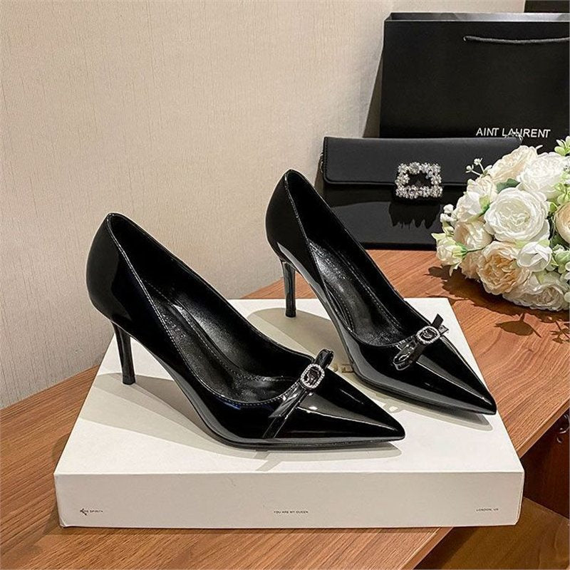 Damen Spitz zulaufende Lack‑Pumps mit hohem Stiletto‑Absatz und Kristall‑Schleifenapplikation – Lioré