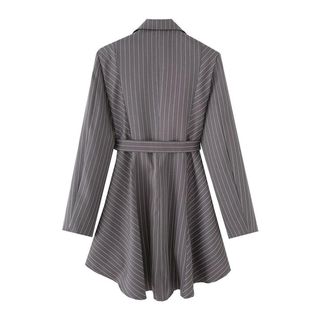 Damen nan tailliertes Blazerkleid mit Nadelstreifen, Bindegürtel und asymmetrischem Saum Echo Archiv