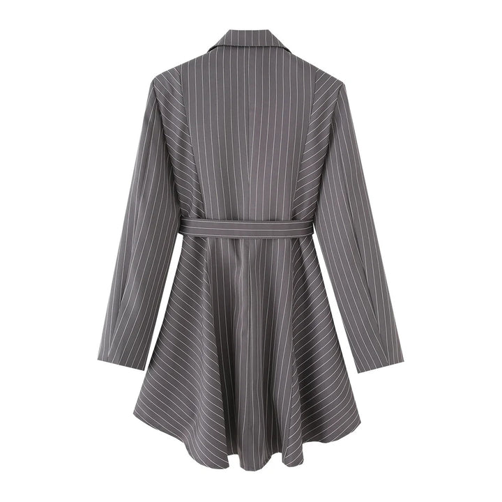Damen nan tailliertes Blazerkleid mit Nadelstreifen, Bindegürtel und asymmetrischem Saum Echo Archiv