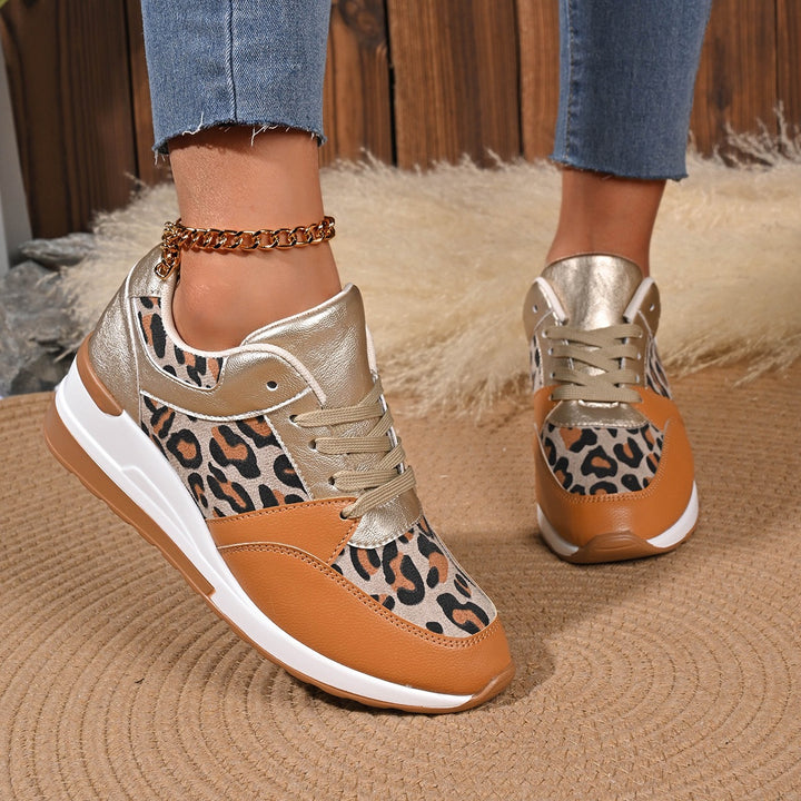 Damen stilvolle Plateau-Sneaker mit Leopardenmuster, gepolsterter Komfortinnensohle und glänzenden Einsätzen – Névara