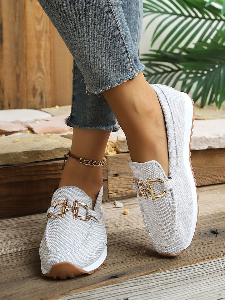 Damen Atmungsaktive Mesh-Slipper-Loafer mit goldfarbener Schnallendekor und leichter Gummisohle Echoarchiv