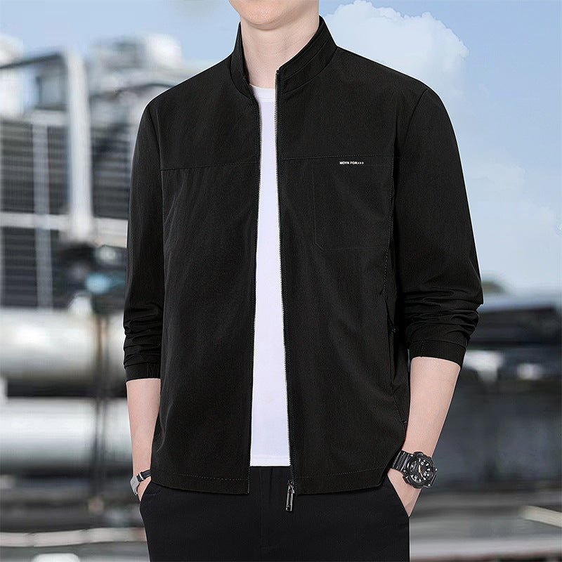 Herren Minimalistische Komfort-Trainingsjacke mit Stehkragen, windabweisendem Softshell-Material und verdeckten Reißverschlusstaschen Echoarchiv