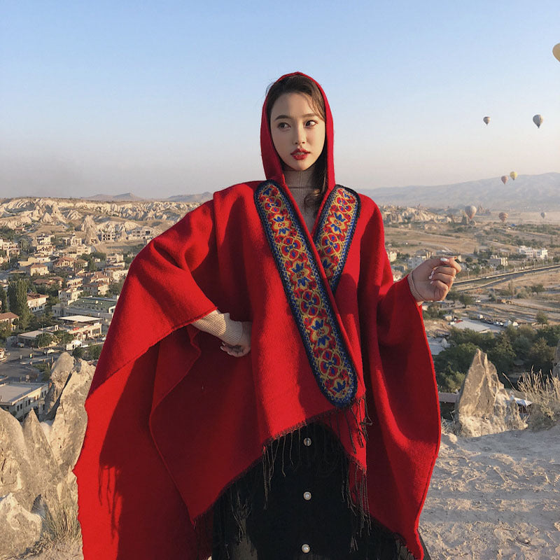 Damen Kapuzenponcho aus Wollmix mit kontrastreicher Blumenstickerei und Fransensaum – Célinea