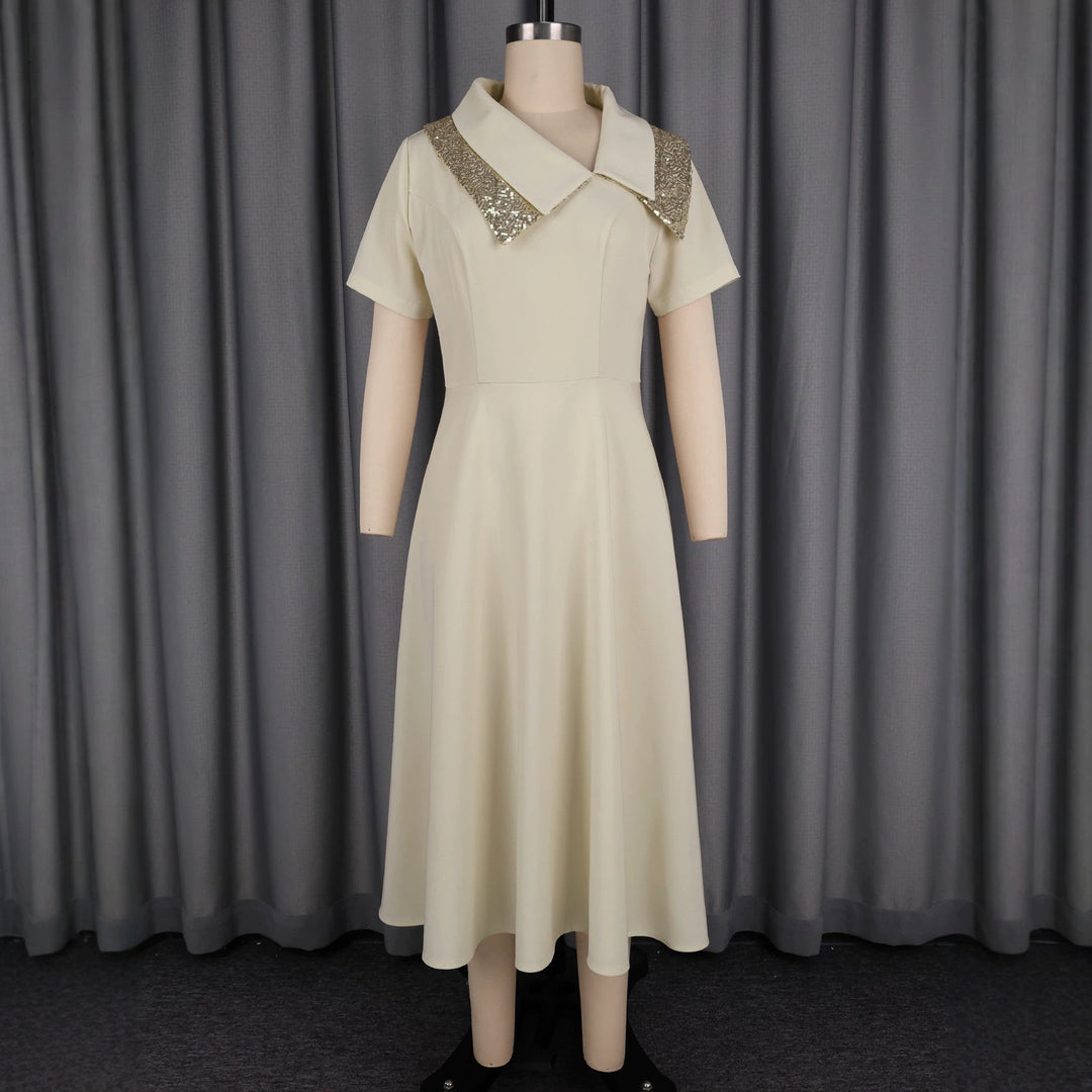 Damen Elegantes Kleid mit glamourösem Paillettenkragen Echo Archiv