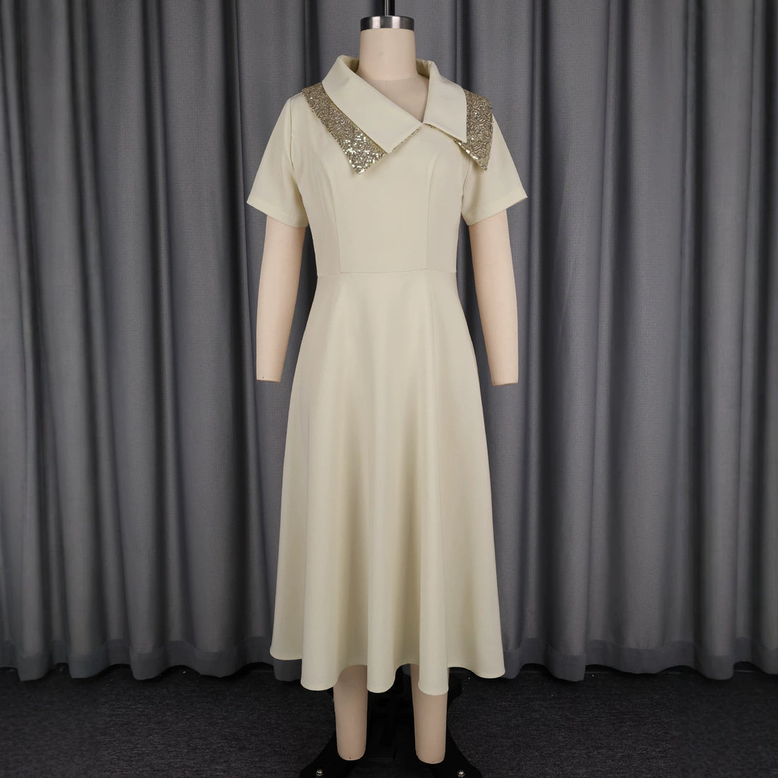 Damen elegantes Midikleid mit funkelndem Kragen – Élara