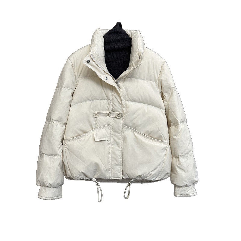 Damen Kurz geschnittene Pufferjacke mit hohem Stehkragen und Taschenriegel Echoarchiv