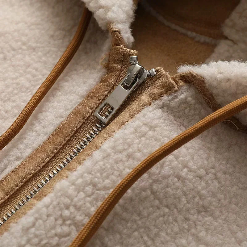 Damen kurze Teddy-Fleece Kapuzenjacke mit Reißverschluss und großen Fronttaschen – Célinea