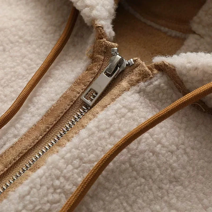 Damen kurze Teddy-Fleece Kapuzenjacke mit Reißverschluss und großen Fronttaschen – Célinea