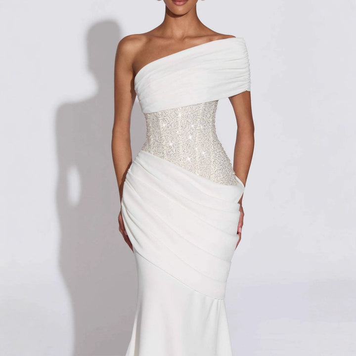 Damen Elegantes und figurbetontes Abendkleid mit asymmetrischem Ausschnitt Echo Archiv