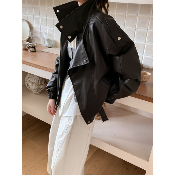 Damen Oversize Bikerjacke aus veganem Leder mit hohem Stehkragen und dekorativen Druckknöpfen Echoarchiv