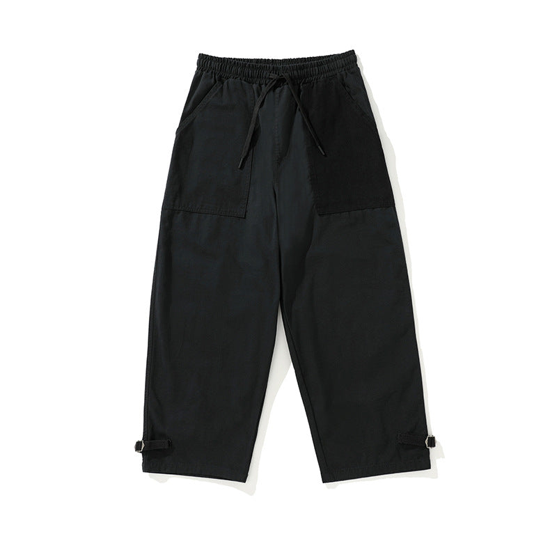Herren weite Cropped Cargo‑Hose mit elastischem Tunnelzugbund, aufgesetzten Taschen und verstellbaren Knöchelriemen Echoarchiv