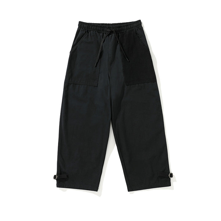 Herren weite Cropped Cargo‑Hose mit elastischem Tunnelzugbund, aufgesetzten Taschen und verstellbaren Knöchelriemen Echoarchiv