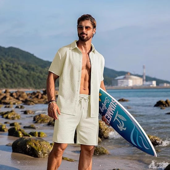 Herren lässiges Surf Outfit mit kurzärmligem Hemd und Shorts Echoarchiv