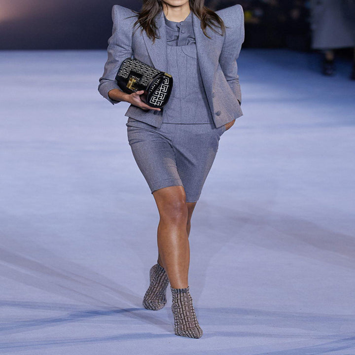 Damen Dreiteiliges Tailoring-Set mit betontem Schulterblazer, Top und Bermuda-Shorts Echoarchiv
