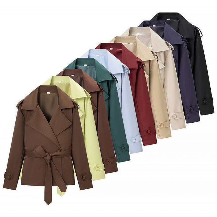 Damen 50+ kurzer Taillen-Trenchblazer mit Bindegürtel und weitem Revers Echo Archiv