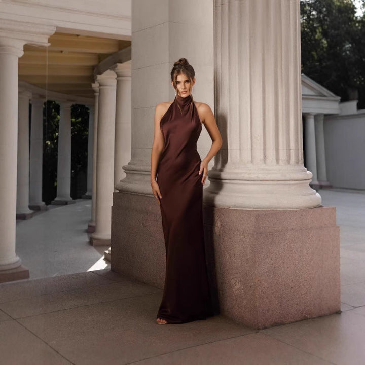 Damen Abendkleid mit elegantem Rückenausschnitt und fließendem Stoff Echoarchiv