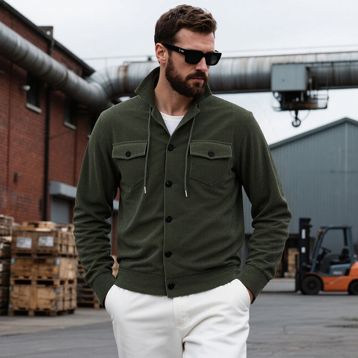 Herren lässige Strickjacke mit praktischen Brusttaschen und modernem Stehkragen Echoarchiv
