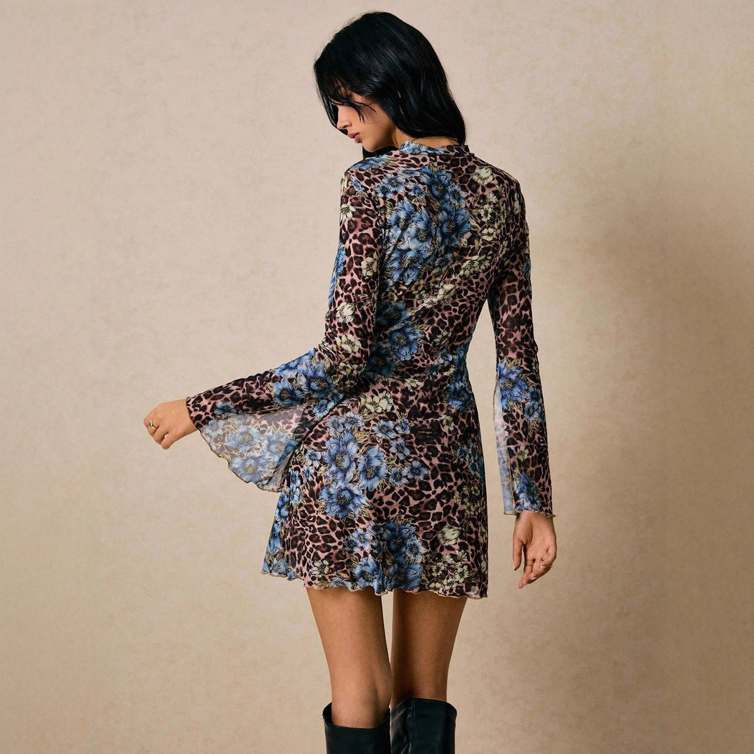 Damen figurbetontes Netz-Minikleid mit Leoparden- und Blumenprint, Stehkragen und Trompetenärmeln – Élara