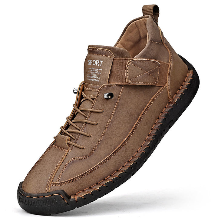 Herren Ledernachahmender Freizeit‑Sneaker mit Klettriemen, Mokassinnaht & profilierter Gummisohle Echoarchiv