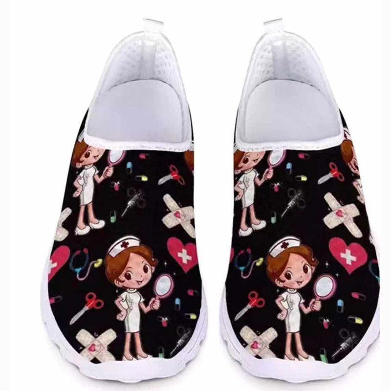 Damen Verspielte Slip-On Sneakers mit medizinischem Cartoon-Print, atmungsaktivem Mesh und gepolsterter Memory-Sohle – Névara