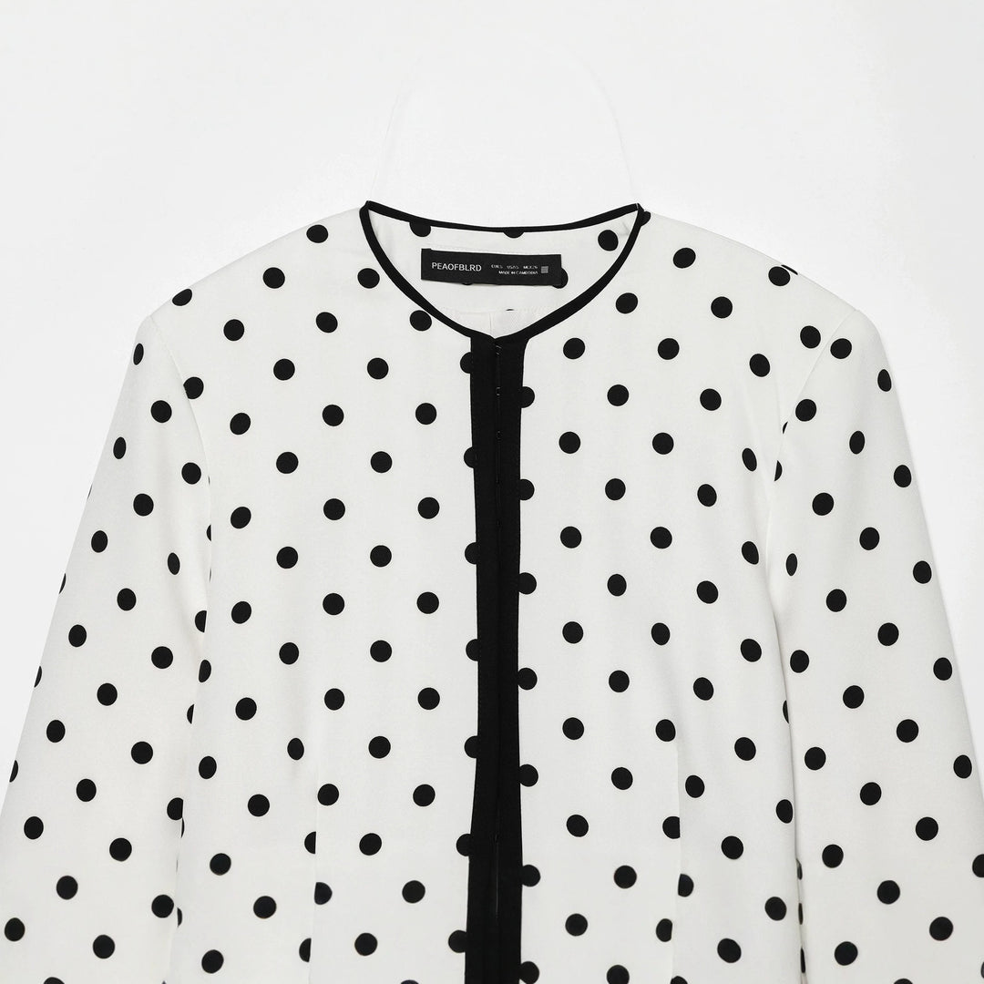 Damen nan kurz geschnittener Polka‑Dot Blazer mit Rundhalsausschnitt, verdeckter Knopfleiste und kontrastpaspel Echo Archiv