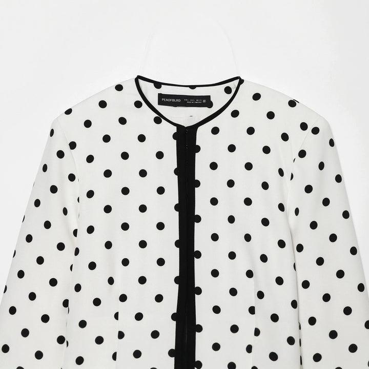 Damen nan kurz geschnittener Polka‑Dot Blazer mit Rundhalsausschnitt, verdeckter Knopfleiste und kontrastpaspel Echo Archiv