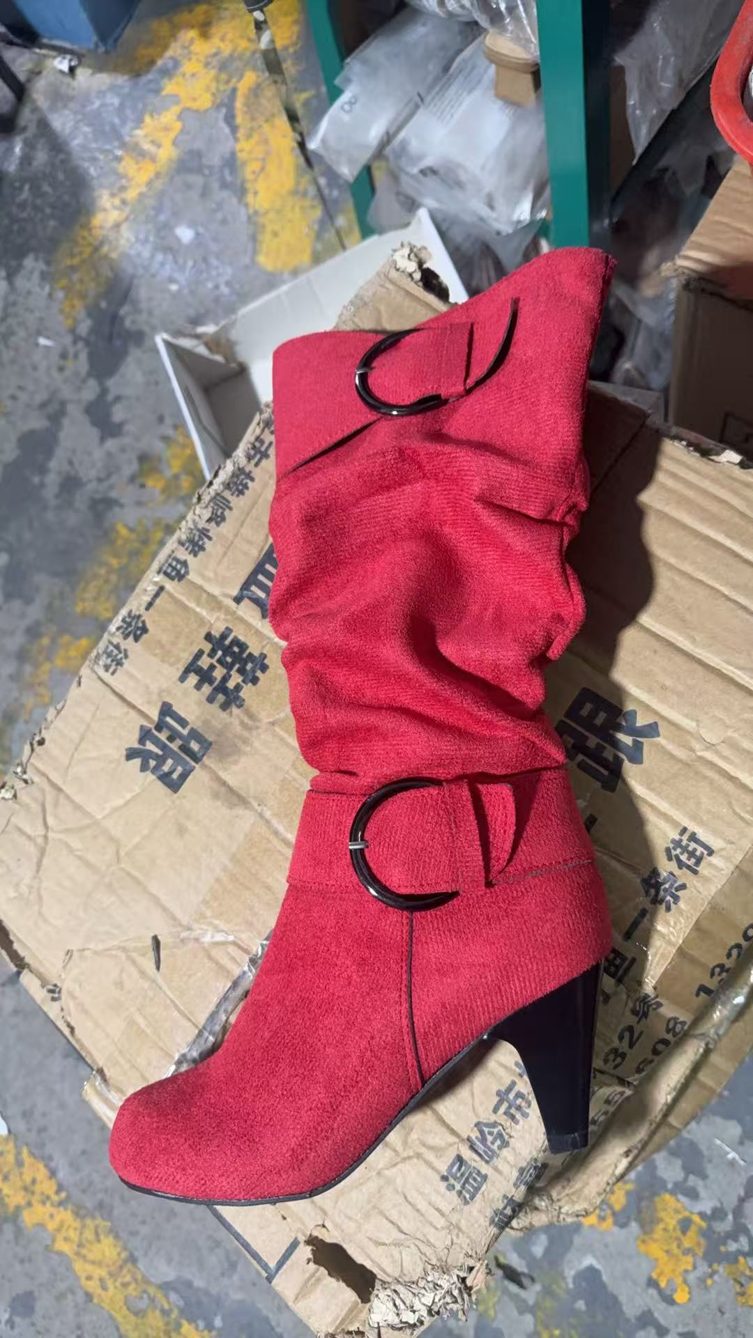 Damen Stiefel mit weichem Kunstvelours, Schlupf-Schaft und Zierschnallen Echo Archiv