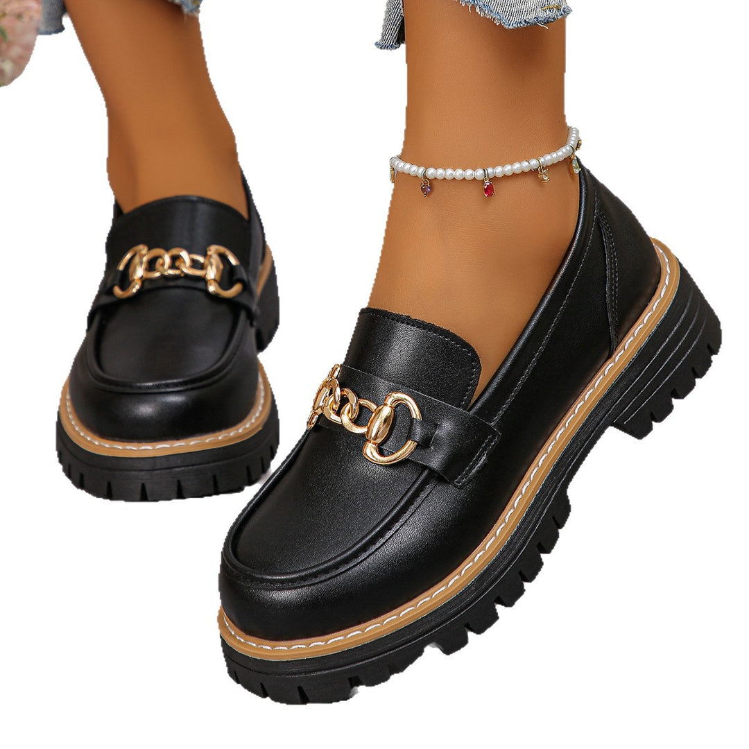 Damen  glänzende Lack-Loafer mit dekorativer Metallspange und profilierter Traktorsohle Echo Archiv