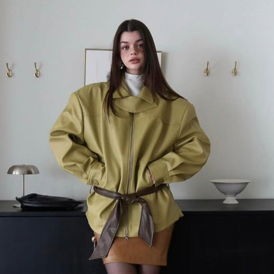 Damen Boxy-Kunstlederjacke mit hohem Stehkragen, Frontzip und Taillenschärpe Echoarchiv
