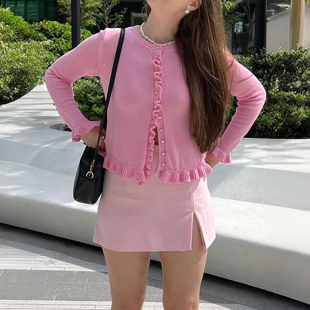 Damen kurz geschnittener Strickcardigan mit Volantknopfleiste und gerafften Bündchen – Veloura