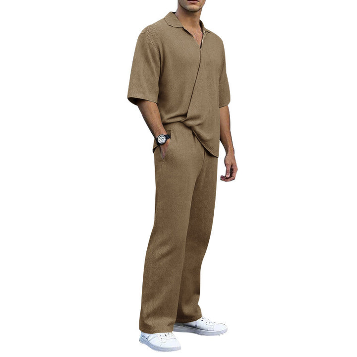 Herren elegantes Freizeit-Outfit aus weichem Strickmaterial mit lässigem Schnitt Echoarchiv