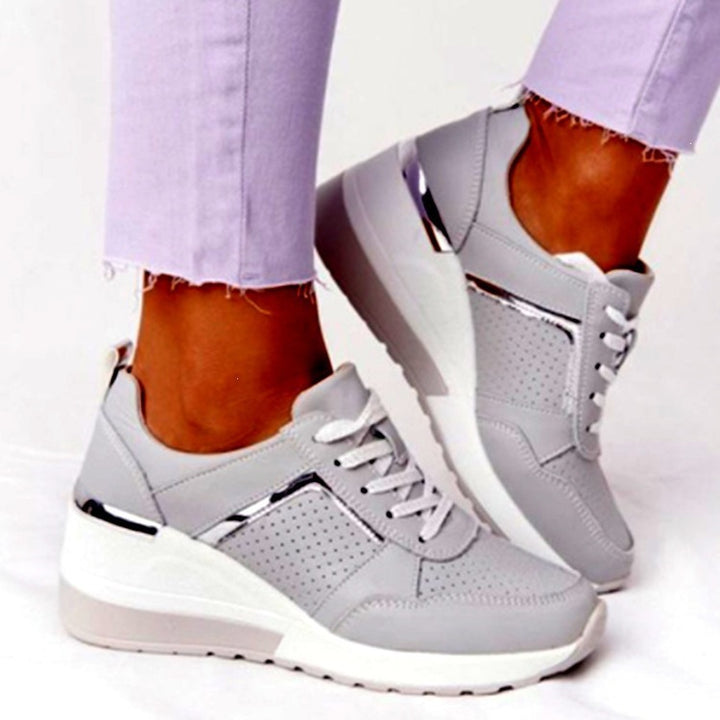 Damen Komfort-Keil-Sneaker mit perforiertem Obermaterial und Dekozipper – Névara