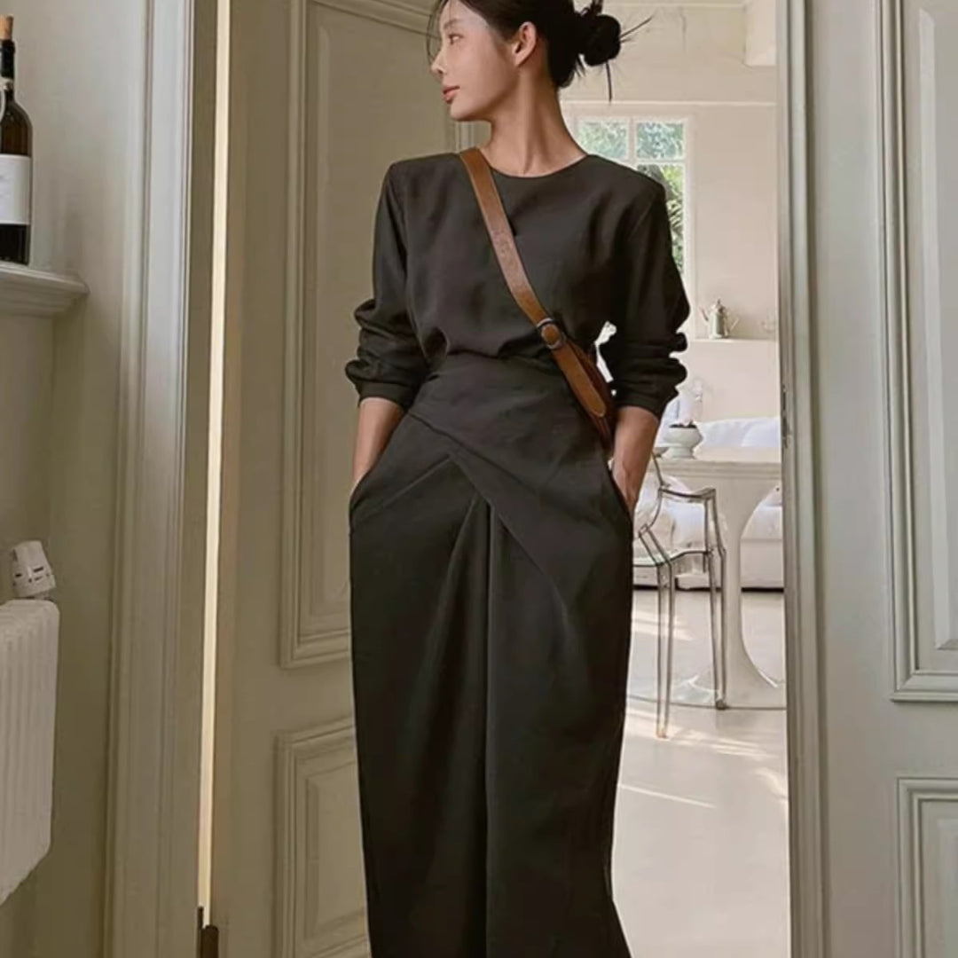 Damen Modernes Longkleid mit überlappender Taillenpasse, verdeckten Eingrifftaschen und kastiger Silhouette – Valéora
