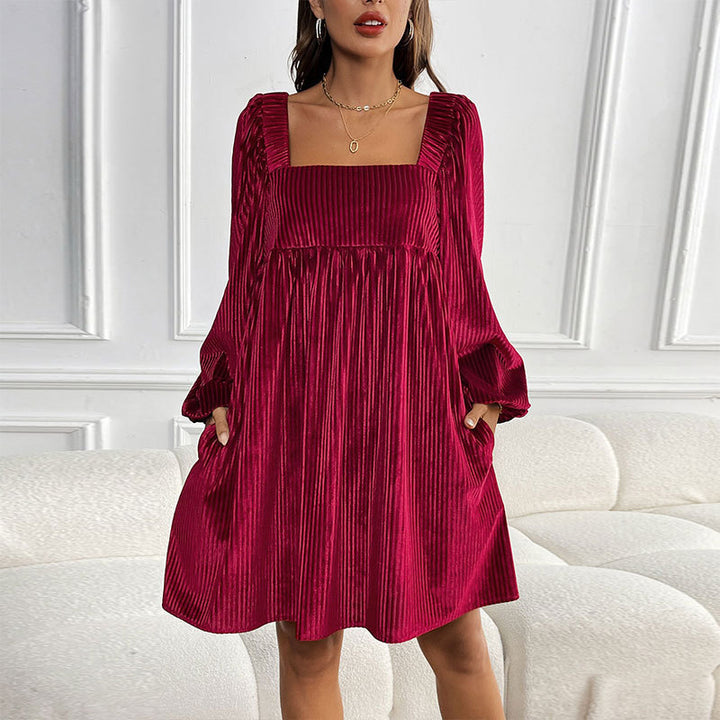 Damen Plissiertes Samt-Babydollkleid mit quadratischem Ausschnitt, Ballonärmeln und Eingrifftaschen – Élara