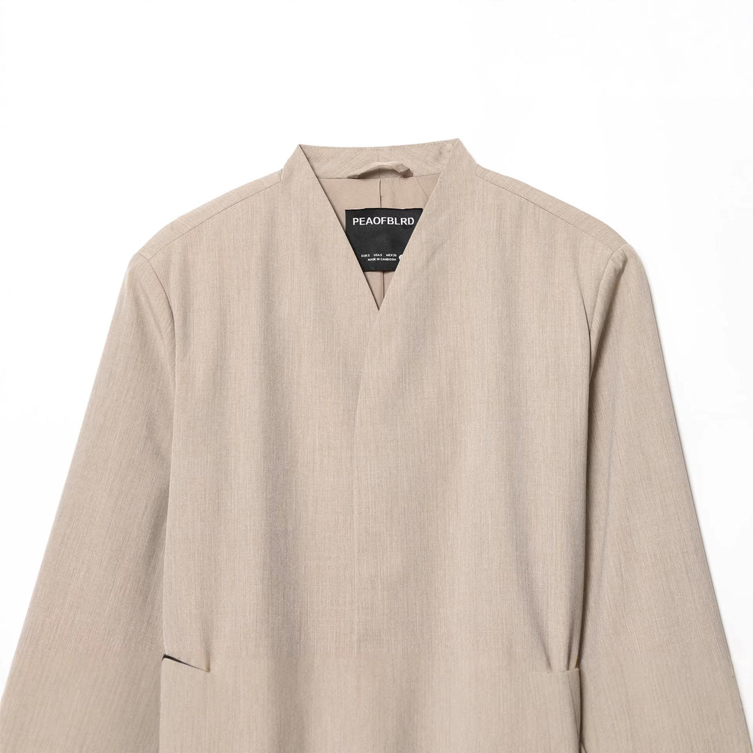 Damen nan taillierter kragenloser Blazer mit V-Ausschnitt und dünnem Ledergürtel Echo Archiv
