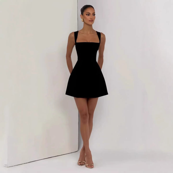 Damen figurbetontes Minikleid mit breiten Trägern und elegantem Ausschnitt Echo Archiv