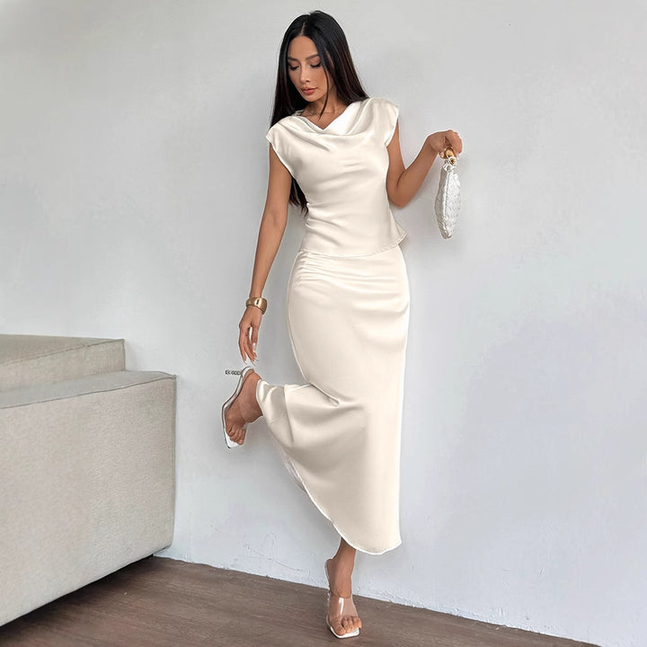 Damen elegantes Abendkleid mit fließendem Stoff und raffiniertem Halsausschnitt Echo Archiv