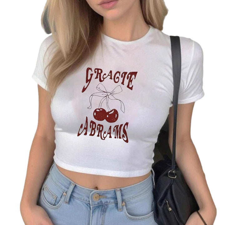 Damen Crop-T-Shirt mit fröhlichem Kirschmuster und verspieltem Schriftzug Echo Archiv
