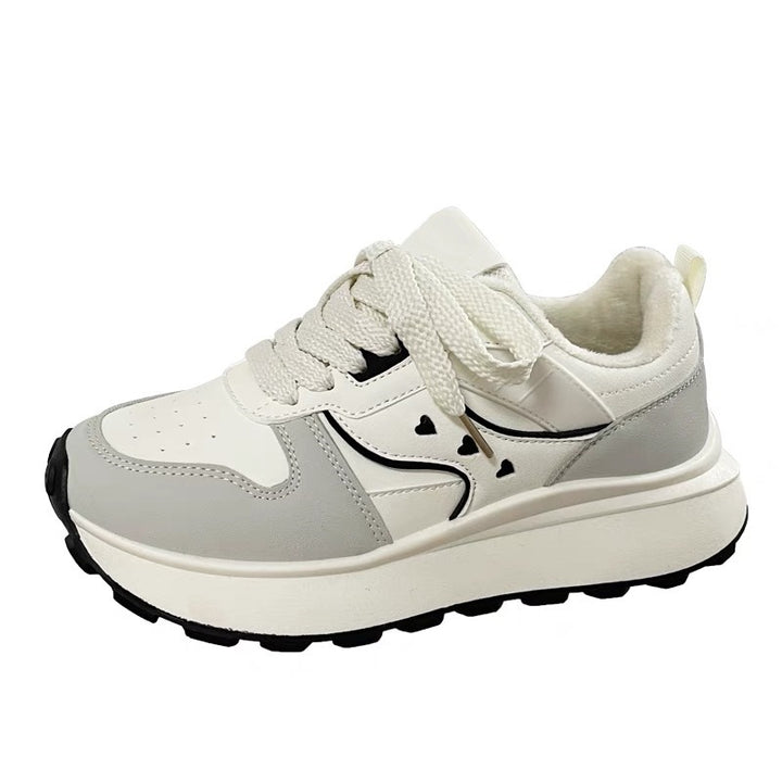 Damen Plateau‑Sneaker im Retro‑Trail‑Look mit Herz‑Ziernähten und grober Profilsohle – Névara