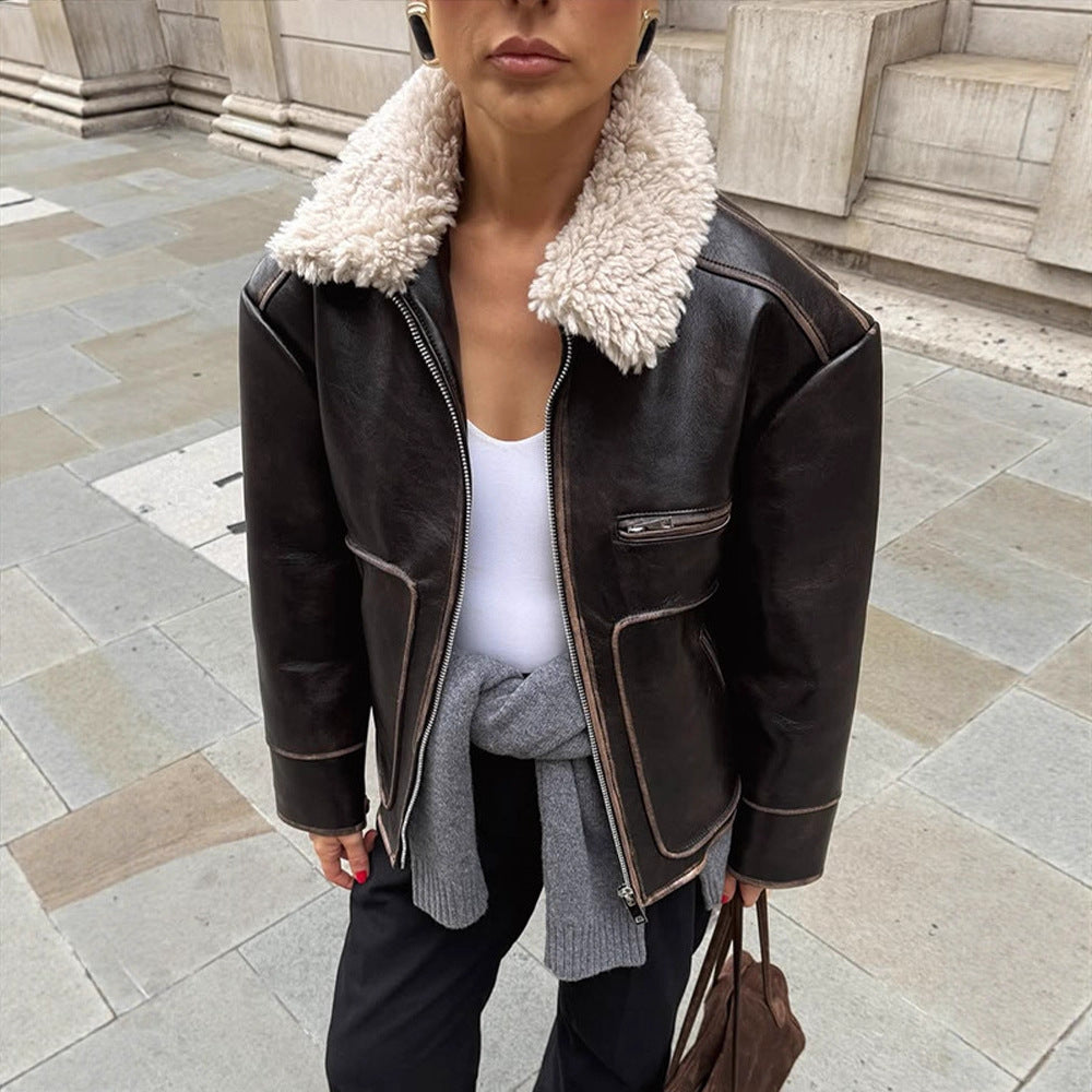 Damen Kurz geschnittene Lederimitat‑Fliegerjacke mit voluminösem Teddy‑Schalkragen und markanten Ziernähten Echoarchiv