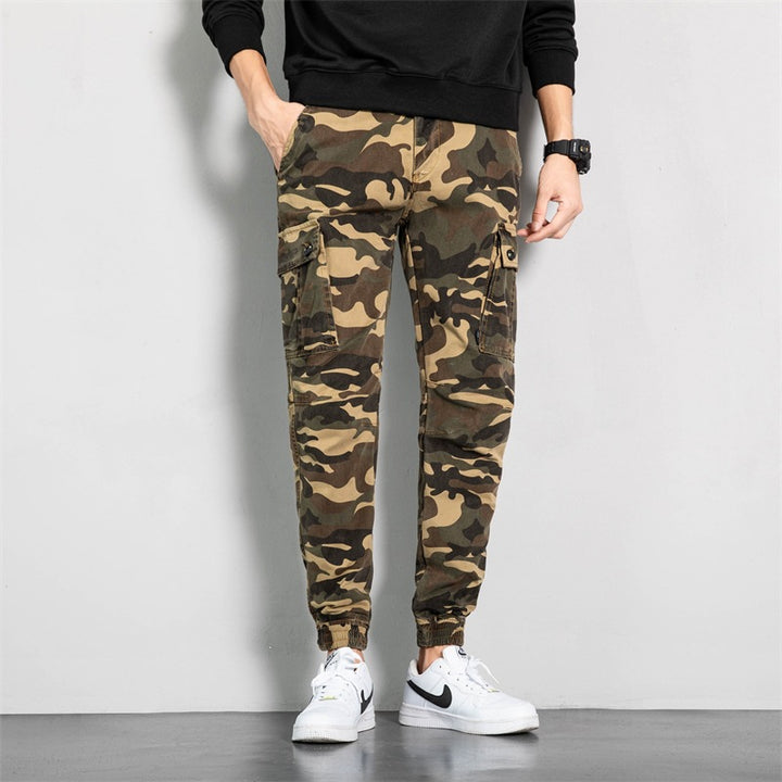 Herren Camouflage-Cargo-Jogginghose im tapered Schnitt mit elastischem Bund, Utility‑Taschen & gerippten Knöchelbündchen Echoarchiv