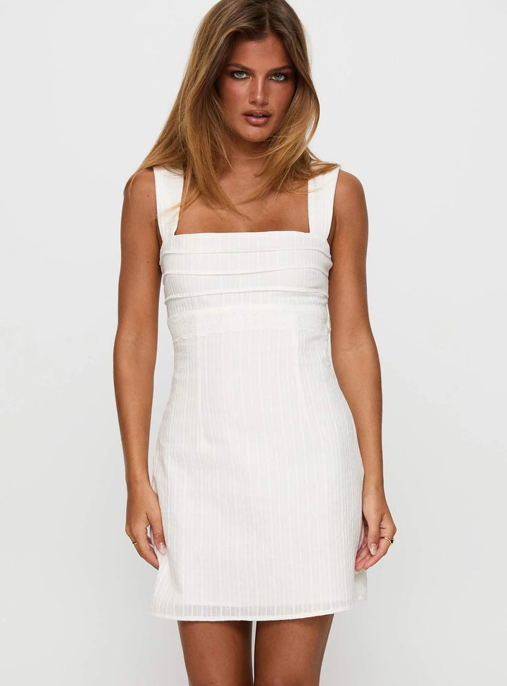 Damen Tailliertes Sommerkleid mit quadratischem Ausschnitt und feinen Streifen Echo Archiv